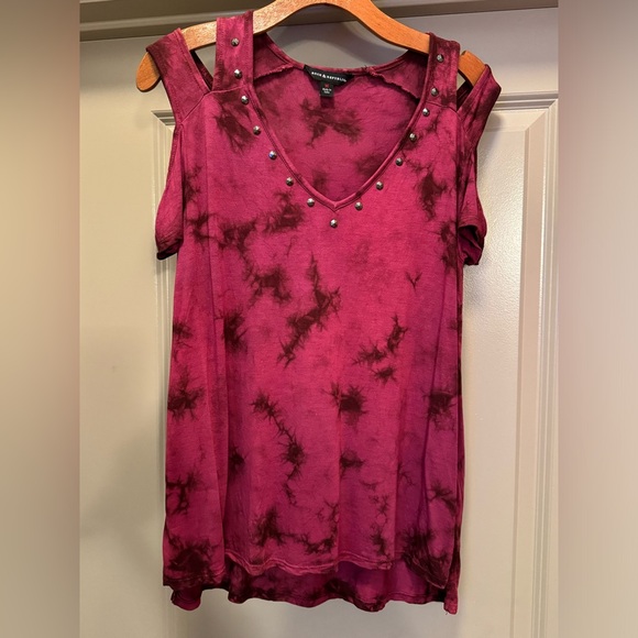 Rock & Republic Purple Burgundy Studded Cold Shoulder Shirt Top size M - Picture 2 of 10